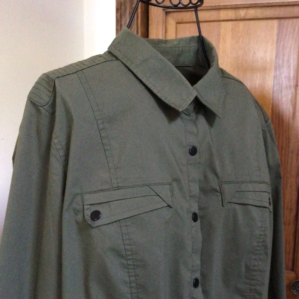 Worthington stretch easy snap army olive blouse, Size Large - Picture 3 of 10